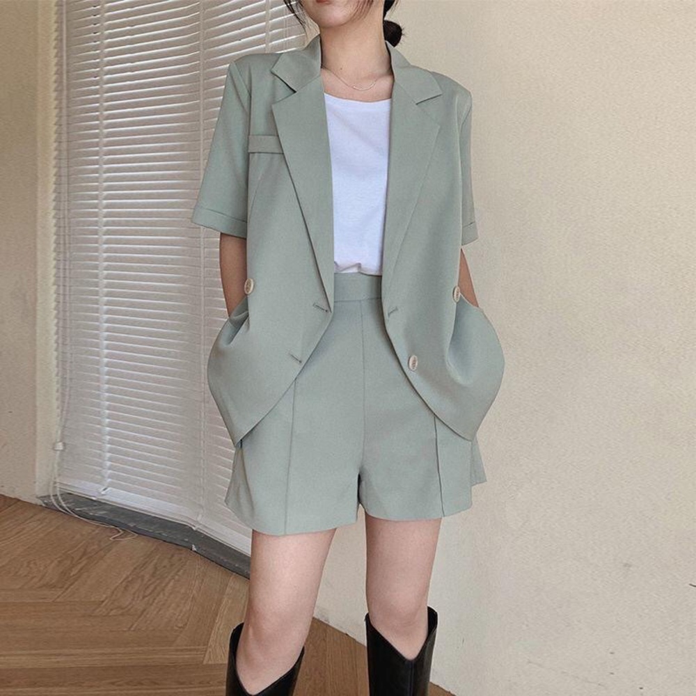 Light green, short-sleeved blazer and shorts set